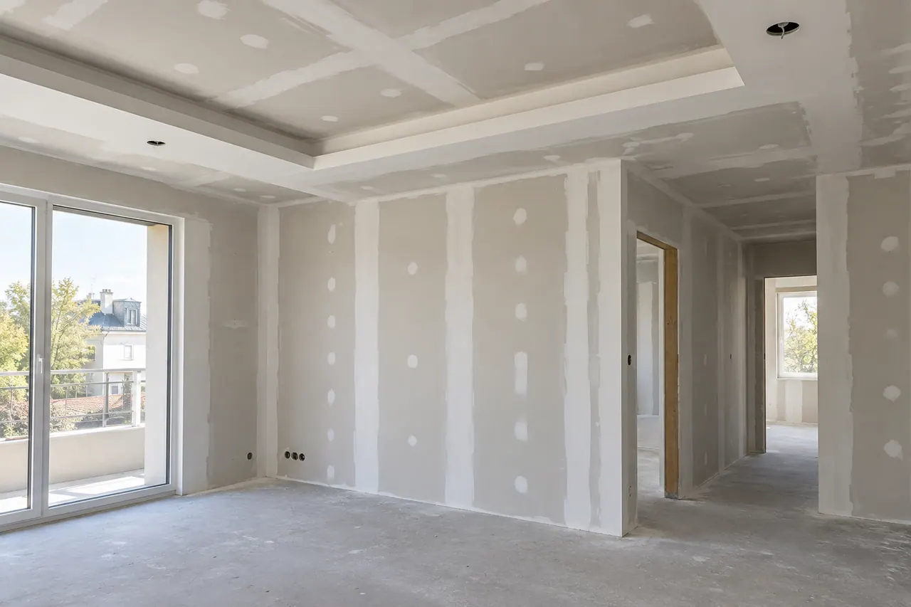 Illustration : cloison en plaques de plâtre et faux plafond en cours de finition.