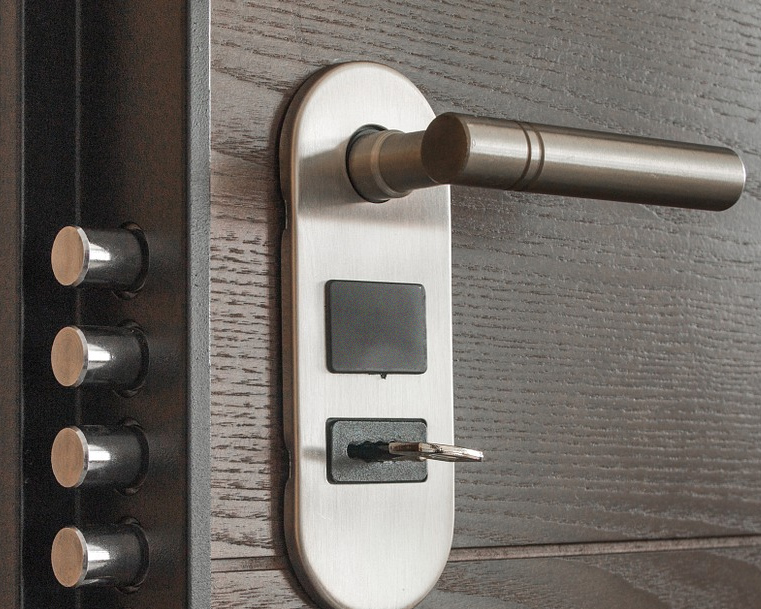 Une belle serrure de porte d'entrée posée en rénovation